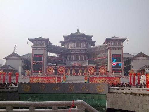 Splendid structure! - This structure is under construction and it's just wonderful. There are some narrow commercial streets which product of all kinds is sold. Have a distance view of it!