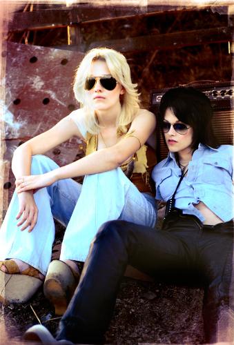 runaways - Dakota Fanning as Cherie Currie and Kristen Stewart as Joan Jett