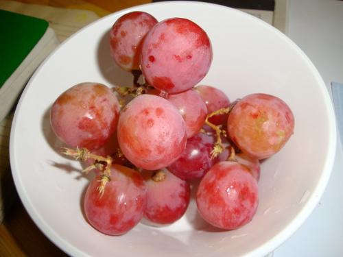 the grapes on my table now! - i wish seedless grapes are as much heavily packed with anti-oxidants as its counterpart.