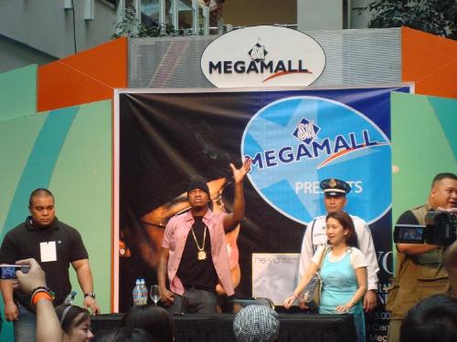 Ne-Yo in manila - Here is a photo during the autograph signing session of Ne-Yo here in Manila.. 2 years ago..