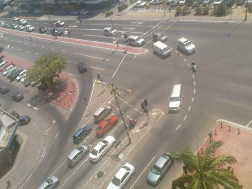 Hot Day In City - This pic were taken from level 8 of a mall in the city.its not very busy but it is a hot day.What dou you pfrefer?by your own car or public transport?