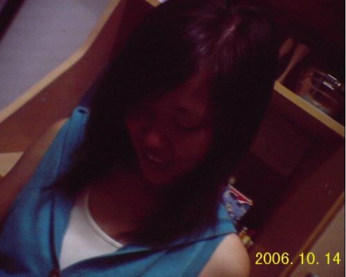the pic when i was in college  - the pic was taken in 2006,when i was a sosphomore studient.i like it very much.which commemorate the time i fall in love with my husband. it's very precious for me .