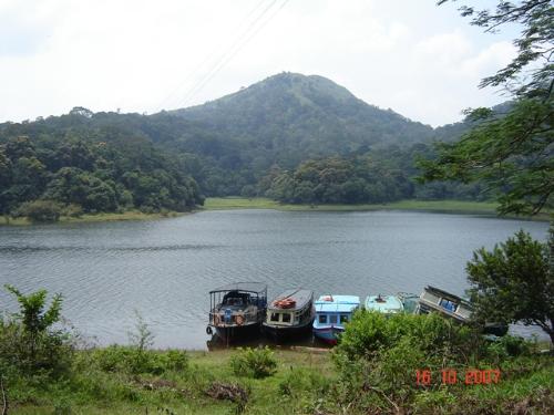 Mula periyar dam, Thekkady, Kerala - It is true that Kerala, India is called GOD'S OWN COUNTRY. One of the best place to visit in Kerala is the Mula Periyar Dam, Thekkady.One can go for a ride in a boat in the reservoir of the dam.The attraction of this is the scenic beauty spread around the periphery of the lake. One has to experience it to believe the breath taking nature splendor.