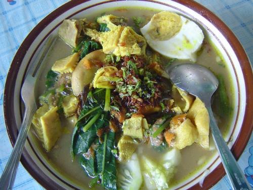 Rujak Soto - Vegetable rujak with babat meat filled with soup.