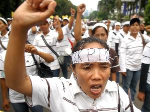 Demonstration  - One day laborers worldwide,Including Indonesia. There are the demonstrations massive welfare problems associated with the wags they want