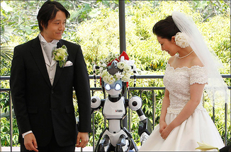 Couple married by a robot - Japanese couple got married officiated by a robot. 