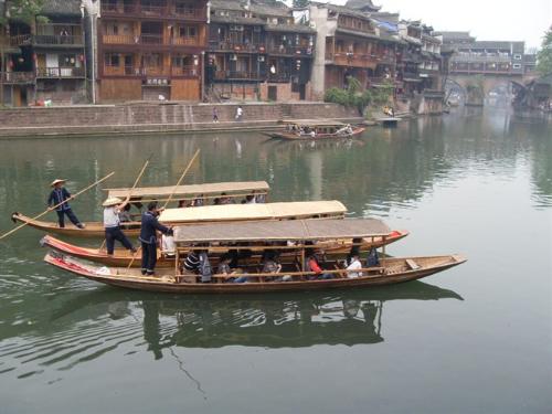boat - boat,my friend and I,took a round on the lake,and spent 40 yuan,about7 $