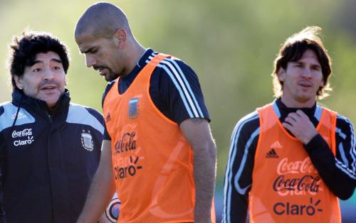 soccer - The technician of the selected Argentinian Diego Armando Maradona, the brujita Verón and Mess Messi.