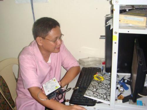 me working - Holding an external drive while viewing its content (Don't do this at home!)
