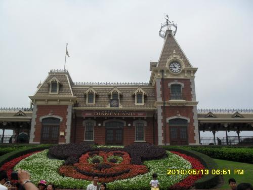 Joruney in Disneyland - Disneyland is the best place to enjoy and spend Holiday with family, specially kids, they will love it.
