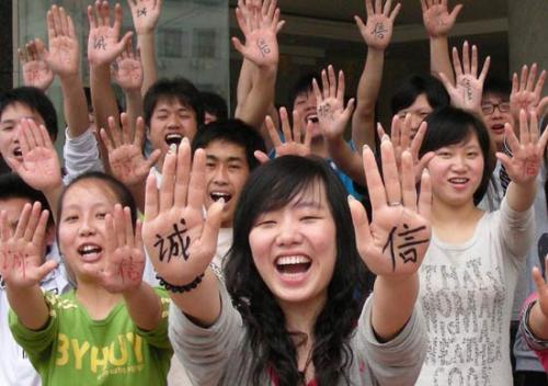 2010 China's National College Entrance Examination - College Entrance Exam candidates in Shaodong county, Hunan province, show Chinese characters cheng and xin, which mean "honest" and "trust", on their hands to express their will of being honest in the exam on Sunday, June 6, 2010. [China Daily] 