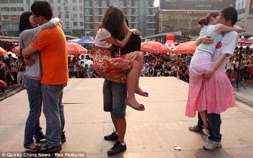 Kissing compettion in China - A kissing competition recently held at Zheng Xingyuan Mall, in the city of Xi&#039;an in northern China&#039;s Shaanxi province.