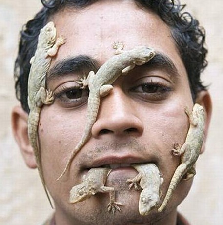 lizard boy from india - This is picture of a man from india, popular as LIZARD BOY