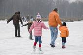 ice skating - many peoples doing skating