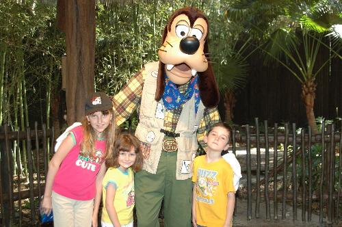 disneyworld - Kids with Goofy at Disney's animal kingdom