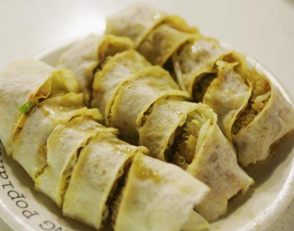 Fresh Spring Roll  - Or Popiah in it own true Chinese dialect pronunciation is a must try when you visit Singapore. 