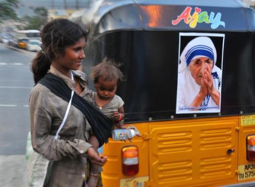 modern india - mother saw the divine in the eyes of the poor, and the sick and treated them as the children of god.