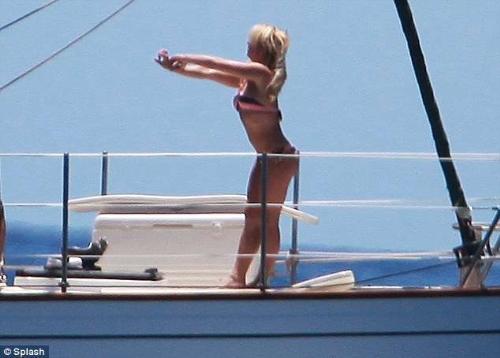 Check out what Britney Spears doing - The pop princess has been taking some time out in Hawaii
