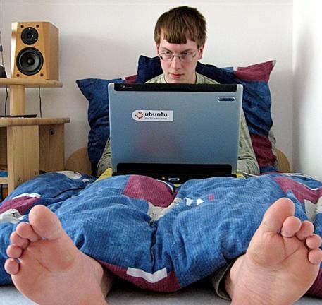 wrong use of laptop - wrong use of laptop on bed