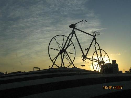 Monuments Bike 'Adam' - In the midst of the City of Jeddah, Saudi Arabia, precisely in the area of Al Mawadi there is a monument shaped giant bicycle. Bicycles with unusual size, many known people with bicycles called "Adam. Monuments Bike 'Adam' - In the midst of the City of Jeddah, Saudi Arabia, precisely in the area of Al Mawadi there is a monument shaped giant bicycle. Bicycles with unusual size, many known people with bicycles called "Adam.