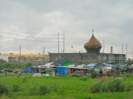 slums in baclaran - squatters with a mosque