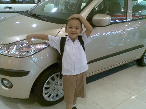 cute! - I love taking pictures of kids..it makes me feel younger..:)