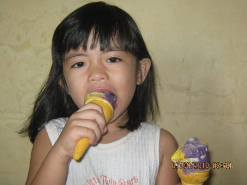 Is good or bad to eat ice-cream everyday? - Most kids like to eat ice cream. Did you know that ice cream is not good for our health? That would depend on what kinds of ice cream and how much you eat. Most ice cream is loaded with sugar, so any more than a tablespoon or two (and for some even just this much) every day is likely to contribute to candida or other digestive ills You can also make your own and have some control over the ingredients and nutrition involved. Ice cream makers are not expensive and there is nothing like good homemade ice cream!!! I find that because it is so satisfying I eat less of it yet feel very good and enjoy every morsel.