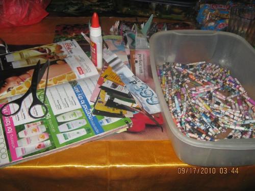Recycled paper beads - Try recycling in a totally different way! These recycled crafts for kids made from reused materials make for great environmentally friendly activities, ... paper beads. We can teach our kids to make recycling materials for curtains and others. Try this in your home.