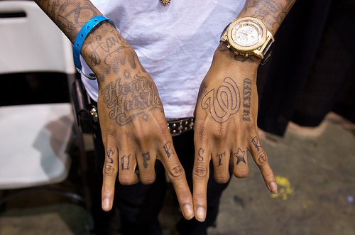 Taylor Gang: Wiz Khalifa - Famous Taylor Gang Hand Sign!