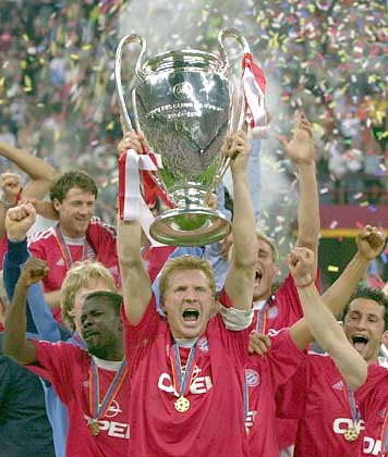 Stefan Effenberg lifting the trophy - This picture will always remain in my memory. The greatest day I experienced as a Bayern fan