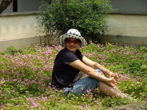 Me ? Yes ! - It is me satting in the flower .