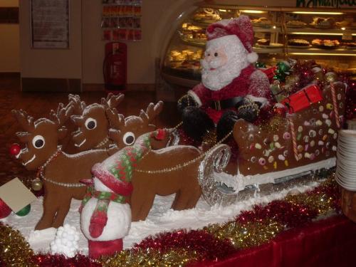 Gingerbread Santa - An edible Santa&#039;s sleigh and reindeer!