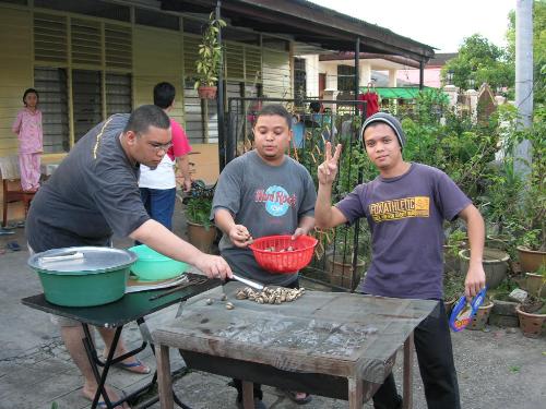 Barbeque - The Three Stooges, from left : Amin, Fariq and Zairi.
