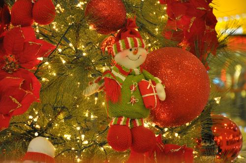 Christmas Decor - A Christmas decor on a huge Christmas tree. what decors do you put on your trees? do you have gifts under them right now?