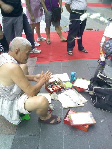 The elderly and the birds - An old man,the streets in Shenzhen,hand made of birds.