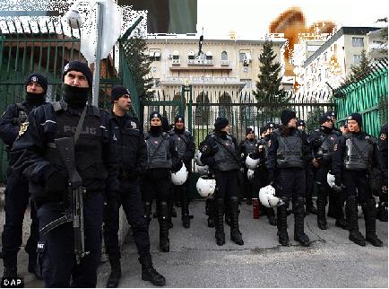 egypt cops - protecting the palace?