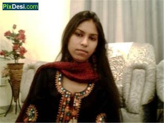 Lovely Girl from Multan - This girl has a gorgeous face and her sari is tops!
