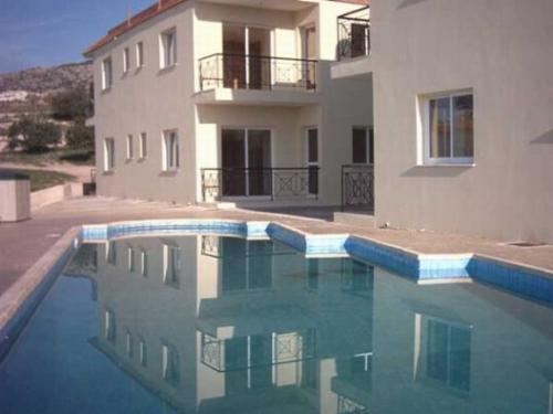 One bedroom apartment in Paphos in Cyprus - A one bedroom apartment for sale in Peyia, Paphos, Cyprus. Fully furnished with airconditioning and communal pool. £80,000
