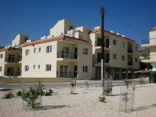 One Bedroom Apartment in Peyia, Cyprus - One bedroom apartment for sale in Peyia in Paphos. Fully furnished with airconditioning on 2nd floor (top floor) with communal pool. Price is £80,000 sterling.