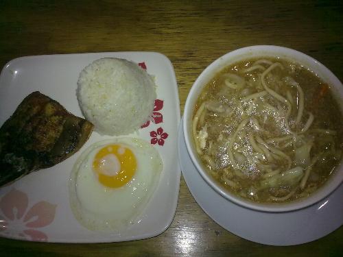 yummy - I love this food match. Lomi (a Philippine noodle recipe) plus rice with fried egg and bangus (milkfish).