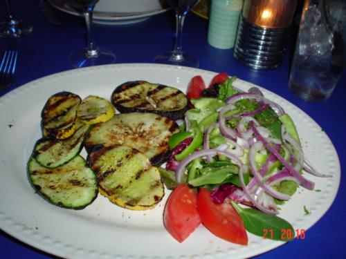Salad with eggplant and zuchinni - Fried eggplant and zuchinni add a touch of class to this simple but beautiful salad. It´s perfect for dieters yet part of the hunger leaves by just seeing it.