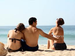 Three person relationship - My friend see a person who don't deserve to be friend with her
