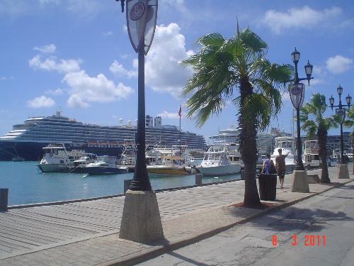 Cruise ships at Aruba - Big cruise ships go to Aruba for tours.