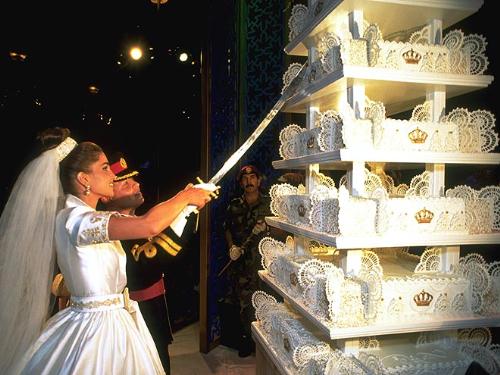 Wedding cake - Back in 1993 the future King of Jordan, Hussien II married. Him and his wife Rania had to cut the cake with a sword!