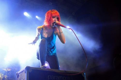 Hayley Williams - Hayley Williams, vocalist of the band Paramore, rocks out in concert!!!