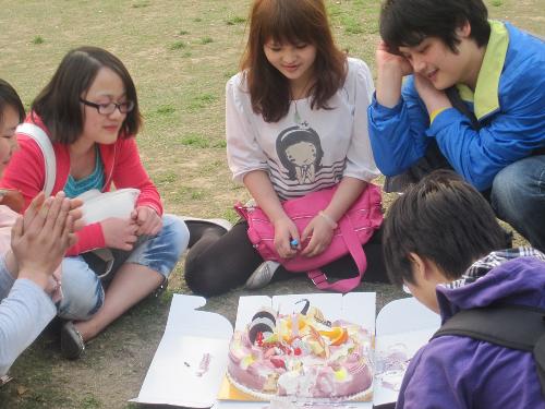 My friends and I - Today is a classmate ZhouHua birthday,everybody in the grass to eat birthday cake sing a birthday song.