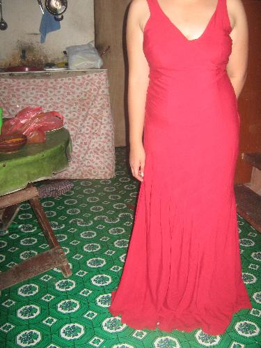 the red gown - This is the gown.. sorry for the messy background, that was in the kitchen hahaha..and i was in pants beneath it thats why i look so big here! lol..just tried it on and my daughter took a picture of me hahaha 