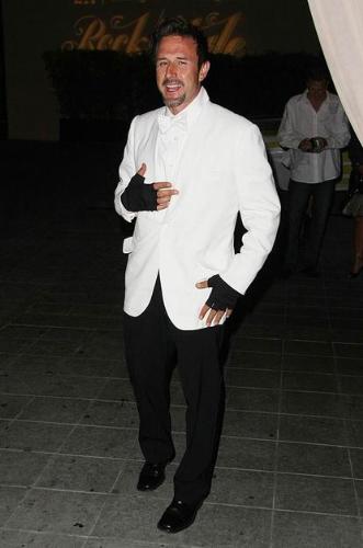 No! No! - David Arquette had a great suit on and he had to ruin it when fingerless black gloves! What an idiot he is!