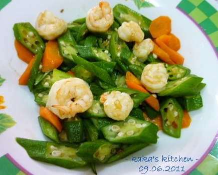 lady finger cooked with shrimps and carrot - This is the dish I cooked yesterday, and my son really like eating it.