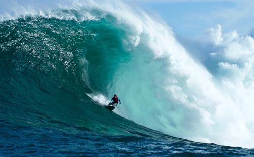 Super Wave - A sufer catching a huge wave! Unreal!
